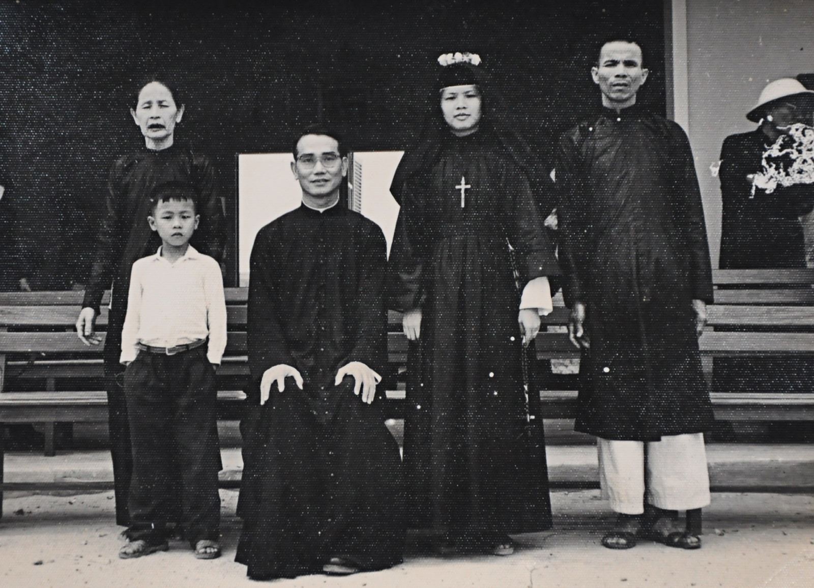 Đức Cha Khôi năm 8 tuổi (1959) cùng cha Giuse Nguyễn Sồ (nguyên chánh xứ Chánh toà Qui Nhơn), thân phụ, bà ngoại và dì ruột là nữ tu hội dòng MTG Qui Nhơn 