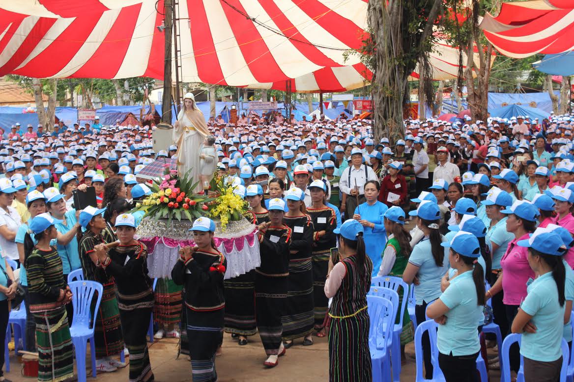 Các bà mẹ Công giáo GP. Ban Mê Thuột cung nghinh thánh Monica, bổn mạng giới hiền mẫu - ảnh: CTV