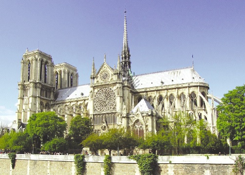 Các thánh tích như mạo gai, đinh đóng được đưa về cung kính ở nhà thờ Đức Bà Paris