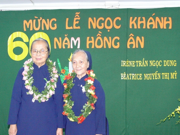 Nữ tu Nguyễn Thị mỹ (bên trái) trong lễ Ngọc Khánh tại xứ Gia Định, TGP_TPHCM