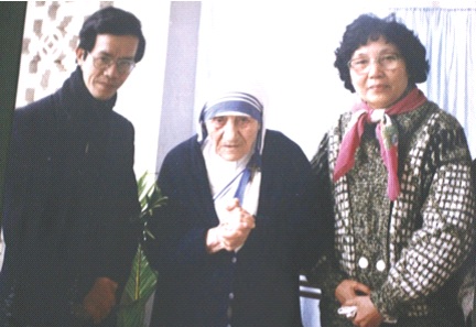 Linh mục Giuse Trịnh Ngọc Hiên (chính xứ Thái Hà) và cô Trần Thị Hường chụp hình với mẹ Têrêsa vào năm 1994