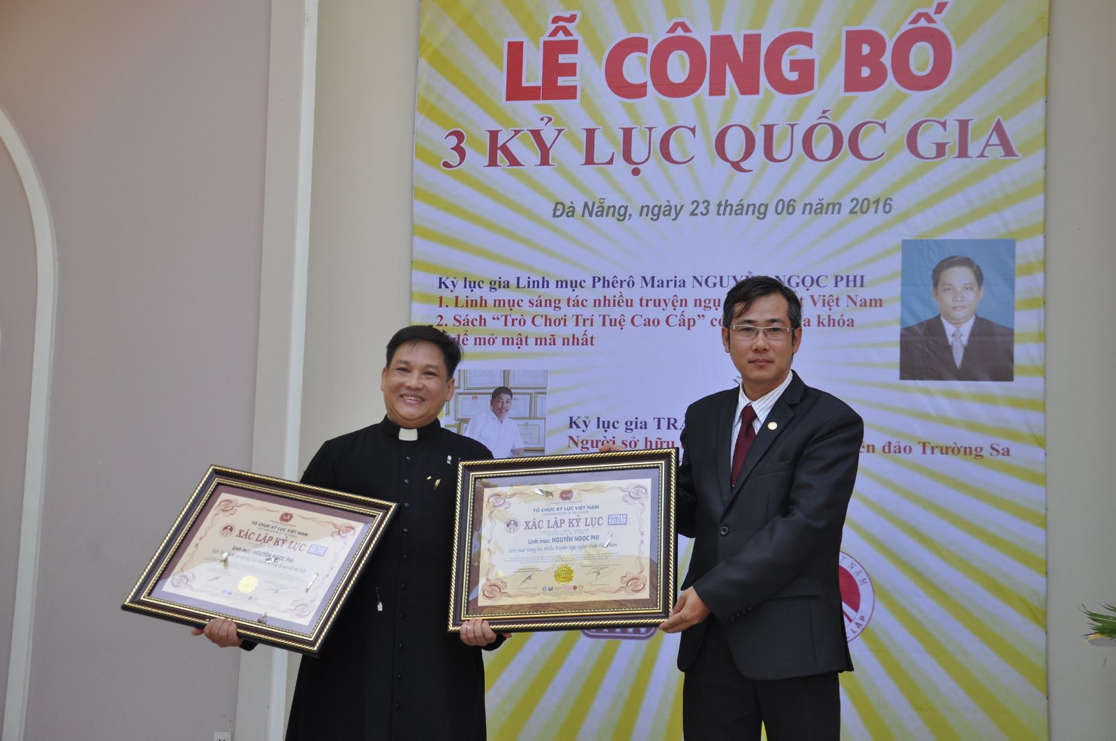 Linh mục Phêrô Maria Nguyễn Ngọc Phi (trái ảnh) - Người đã xác lập 3 kỷ lục quốc gia về sách