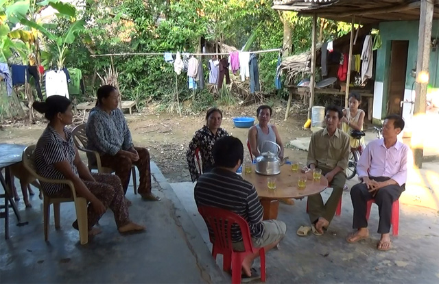 Ông Nguyễn Vĩnh Long (bên phải) xuống tận các tổ liên gia, các hộ dân trong xóm để lắng nghe tâm tư, nguyện vọng của người dân