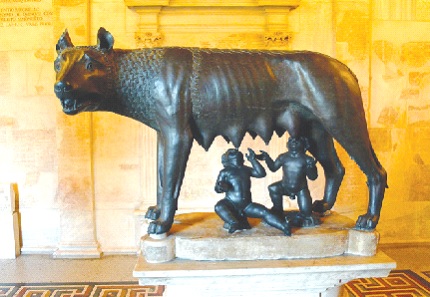 Bức tượng đồng “Con sói cái đồi Capitoline” tại bảo tàng Capitolini, Ý, miêu tả cảnh con chó sói dùng sữa nuôi 2 anh em Romulus và Remus. Ảnh: CTV
