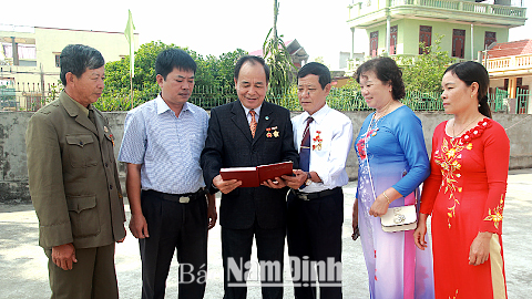 Ông Nguyễn Ngọc Nam, Bí thư chi bộ kiêm Trưởng Ban công tác Mặt trận (thứ 3 từ trái sang) trao đổi với các tổ chức thành viên về xây dựng nếp sống văn hóa.