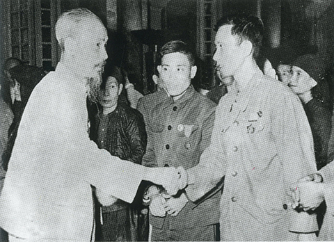 Chủ tịch Hồ Chí Minh hỏi chuyện anh Chu Minh, thương binh là đại biểu Công giáo giáo xứ Chính tòa Bùi Chu trong buổi tiếp đại biểu Công giáo toàn miền Bắc.(Ảnh: TL)