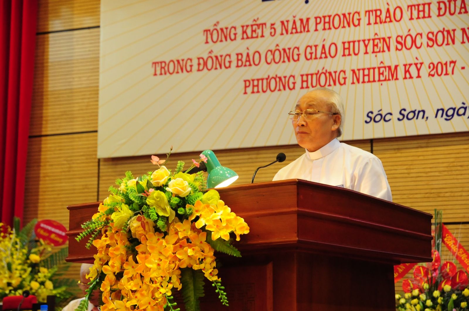 linh mục Antôn Maria Dương Phú Oanh– Phó Chủ tịch UBĐKCGVN, Chủ tịch UBĐKCGHN phát biểu tại Hội nghị