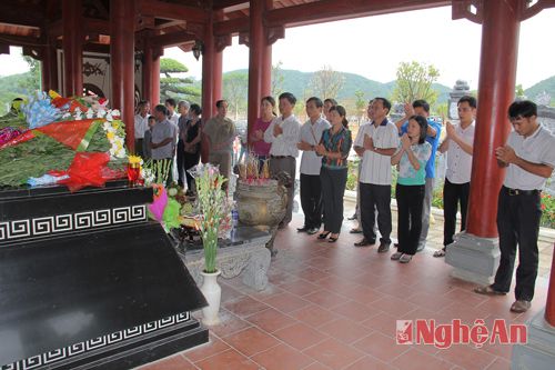 Đoàn công tác Hội Nông dân tỉnh Nghệ An dâng hoa, dâng hương tại khu di tích lịch sử Truông Bồn.