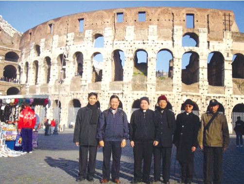 Bên hý trường Colosseum tồn tại gần 2000 năm lịch sử