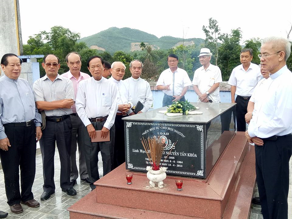 Đoàn Chủ tịch bên mộ cha B. Nguyễn Tấn Khóa.