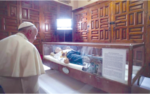 Đức Thánh Cha Phanxicô thăm viếng thi hài thánh Jose Sanchez del Rio. (Ảnh: AFP)