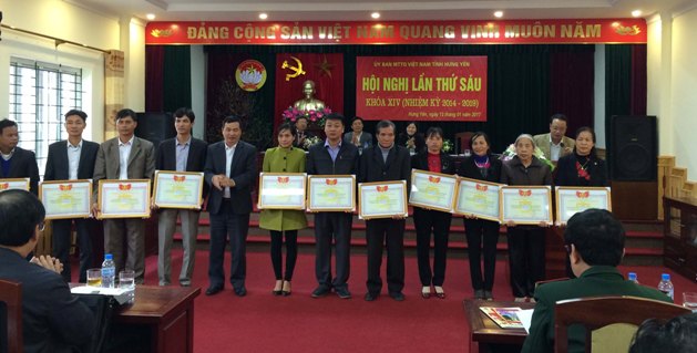 Bà Lê Thị Lan (ngoài cùng bên phải) nhận bằng khen của UBMTTQ tỉnh trao tặng