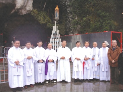 Thật hạnh phúc khi được đồng tế tại Hang đá Lourdes.