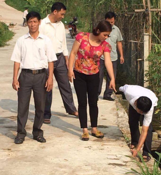 Chủ tịch Ủy ban MTTQ xã Hồng Lạc (người đứng thứ nhất bên trái) cùng cán bộ xã kiểm tra chất lượng xây dựng đường bê tông nông thôn