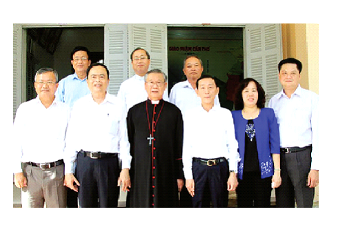 Chủ tịch Ủy ban Trung ương MTTQ Việt Nam Trần Thanh Mẫn thăm Đức Giám mục Stêphanô Tri Bửu Thiên và Tòa Giám mục Cần Thơ. Ảnh: CTV