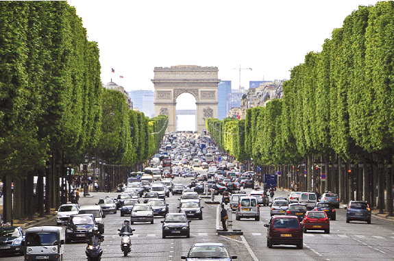 Đại lộ Champs-Élysées, đại lộ nổi tiếng về sự phồn hoa và tuyệt đẹp vào bậc nhất thế giới.