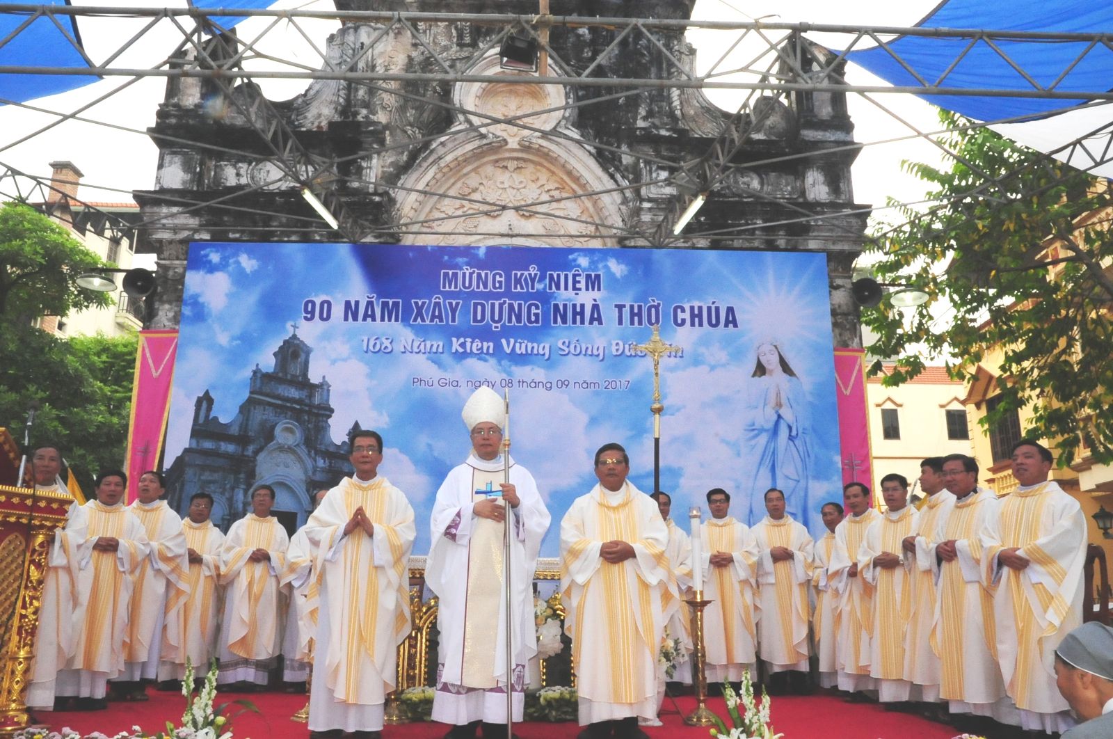 Đức Giám mục Ailosio Nguyễn Hùng Vị chụp ảnh lưu niệm cùng các quý cha.