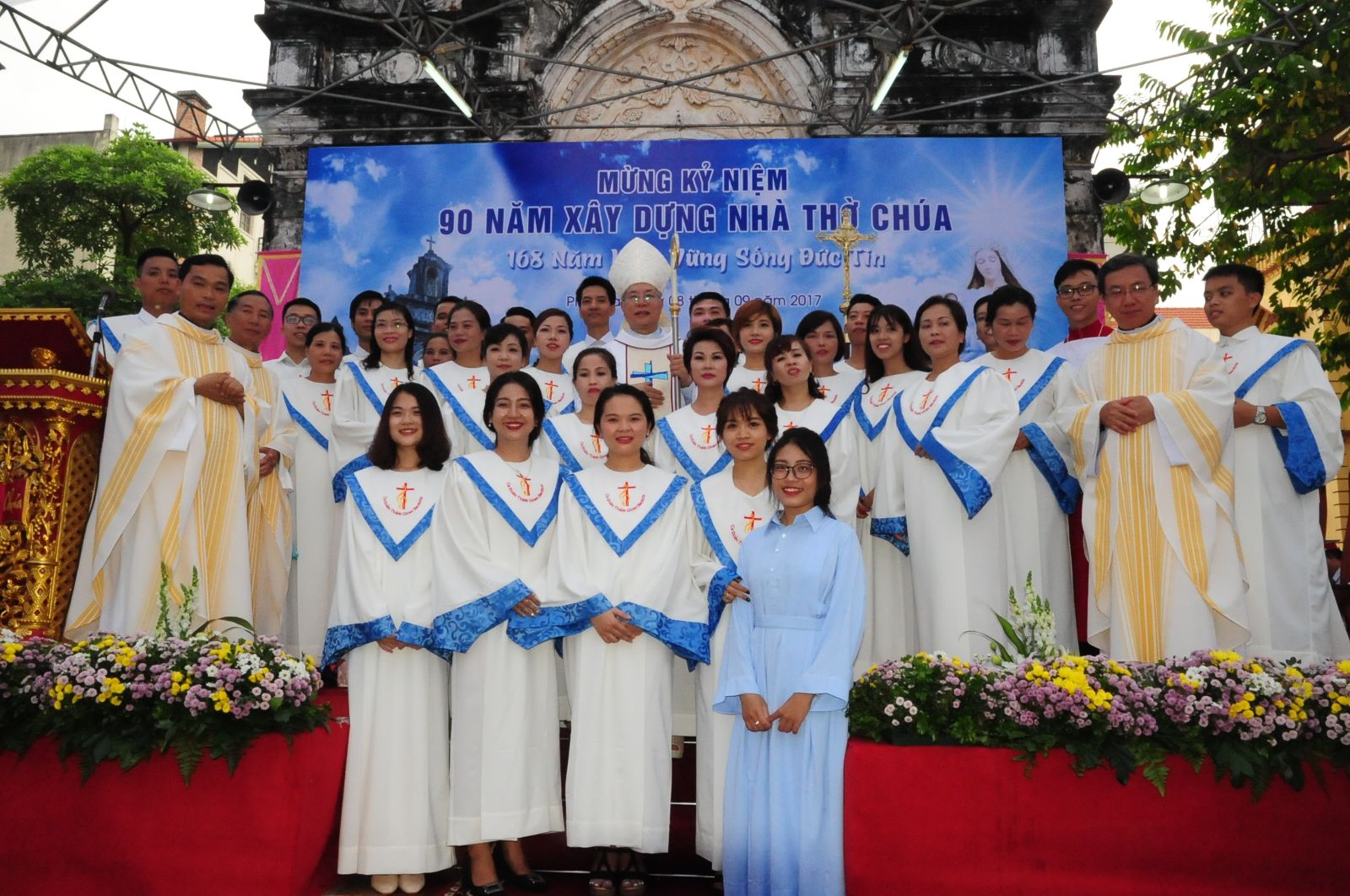 Đức Giám mục Ailosio Nguyễn Hùng Vị chụp ảnh lưu niệm cùng ca đoàn giáo họ Phú Gia.