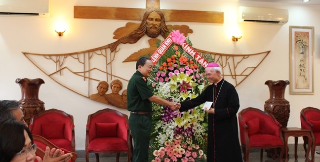 Trung tướng Phạm Văn Dỹ – Chính uỷ Quân khu 7 tặng hoa và quà đến Toà Giám mục Xuân Lộc.