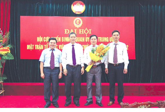 Ông Vương Văn Nam (thứ 2 từ trái qua) chúc mừng Ban Chấp hành Hội Cựu chiến binh cơ quan Uỷ ban Trung ương MTTQ Việt Nam khóa II. Ảnh: PV