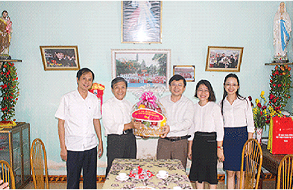 Phó Chủ tịch Ủy ban Trung ương MTTQ Việt Nam Nguyễn Hữu Dũng thăm hỏi và tặng quà linh mục Gioan Nguyễn Văn Giao và 5 hộ nghèo huyện Yên Khánh, tỉnh Ninh Bình.