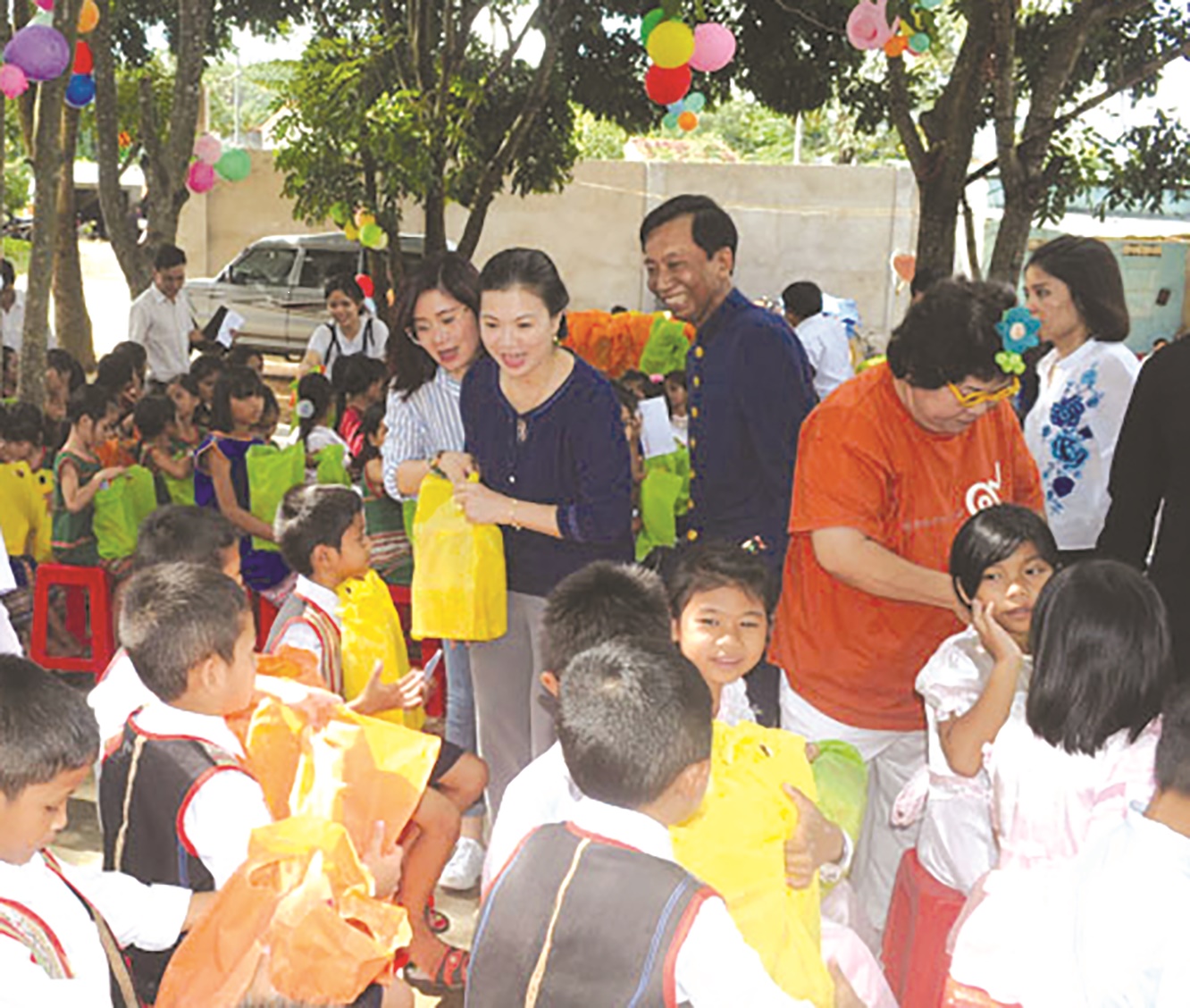 Bà Trương Thị Ngọc Ánh, Phó Chủ tịch Ủy ban Trung ương MTTQ Việt Nam và Hiệp sĩ Đại Thánh giá GB. Lê Đức Thịnh