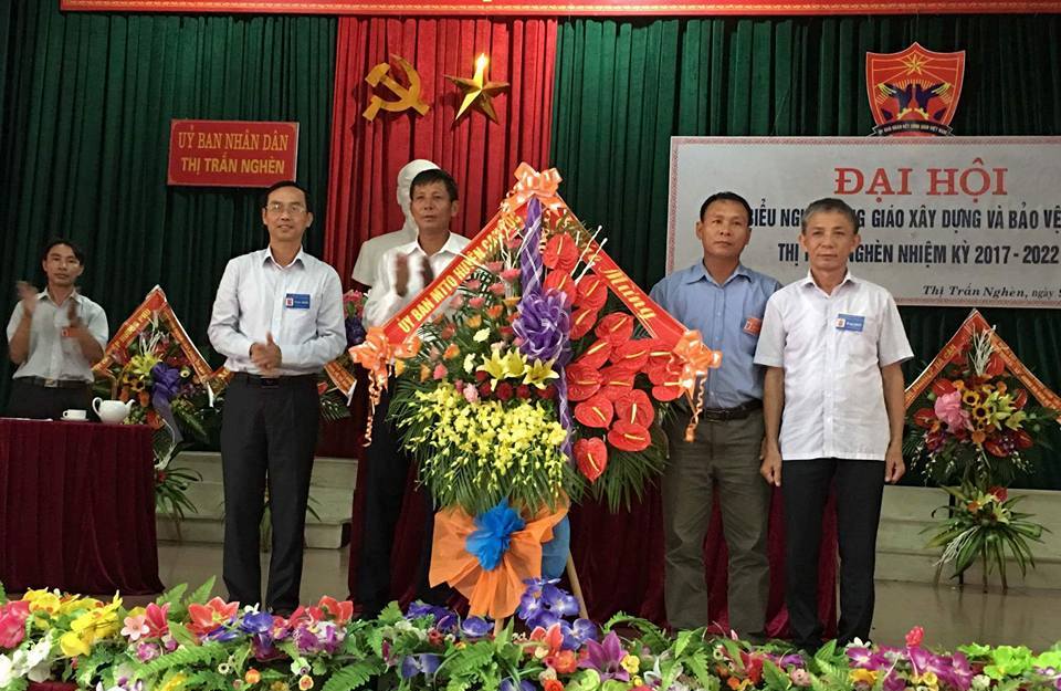 Lãnh đạo huyện Can Lộc tặng hoa chúc mừng Đại hội