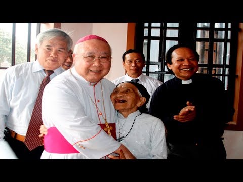 Với cố Đức Giám mục P.X Nguyễn Văn Sang trong dịp lễ mừng 53 năm linh mục và 30 năm Giám mục năm 2011 (ảnh: BBTGP Thái Bình)