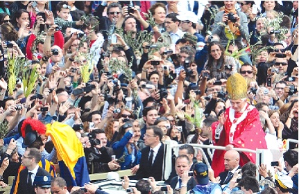 Đức Thánh Cha Bênêđíctô XVI với các tín hữu trên quảng trường thánh Phêrô tại Vatican vào ngày 1-4-2012. Ảnh: Vincenzo Pinto