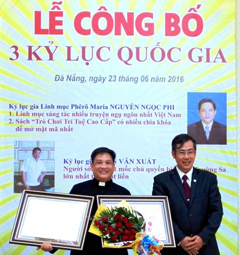 Linh mục Phêrô Maria Nguyễn Ngọc Phi (bên trái) được trao 2 giấy chứng nhận kỷ lục Việt Nam. Ảnh: CTV