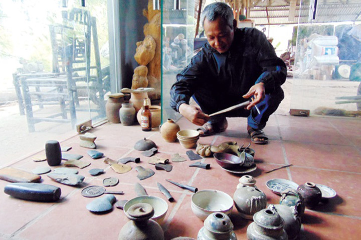Ông Lưu Văn Kiên và một số đồ cổ do ông sưu tầm.