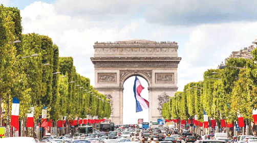 Đại lộ Champs-Élysées nằm trên Khải Hoàn Môn - Paris. Ảnh: CTV