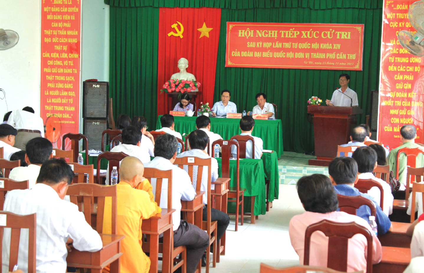 Đoàn đại biểu Quốc hội thành phố Cần Thơ tiếp xúc cử tri tại huyện Cờ Đỏ. Ảnh: QT