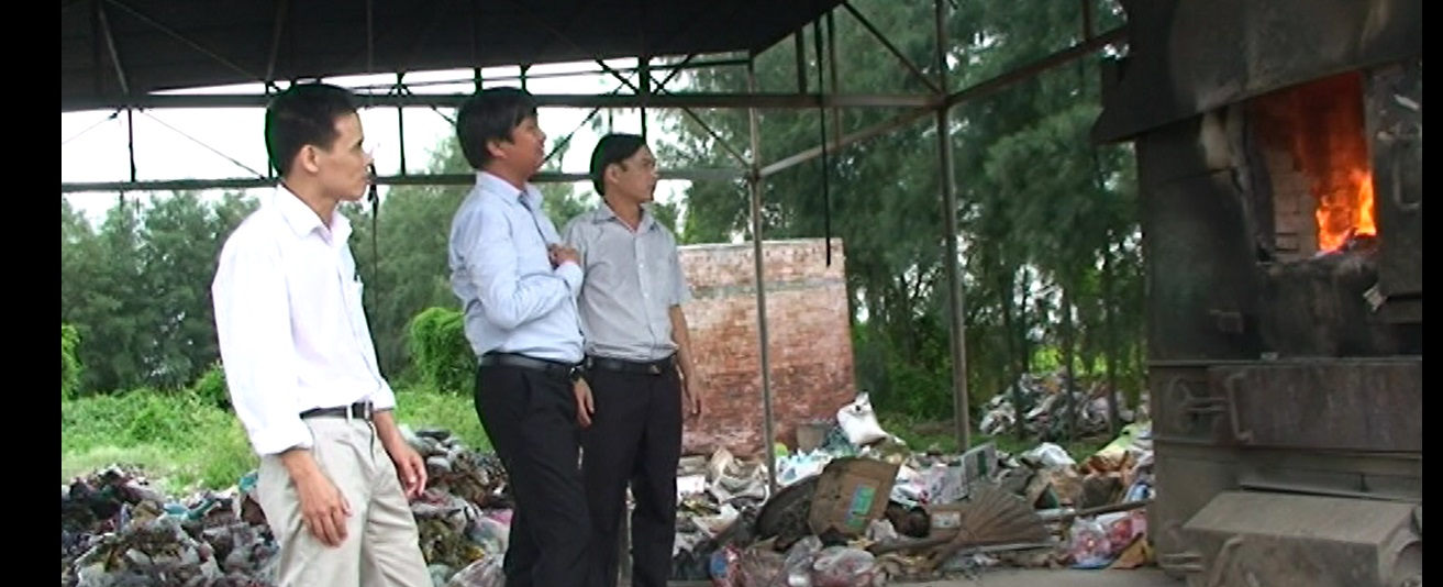 Anh Trần Văn Kiều (ở giữa) giới thiệu lò đốt rác thải sinh hoạt LOSIHO. Ảnh: MC