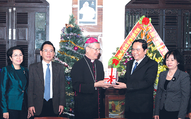 Chủ tịch Trần Thanh Mẫn tặng quà, chúc mừng Giáng sinh 2017 Đức Giám mục Giuse Đặng Đức Ngân và giáo phận Đà Nẵng. Ảnh: TH