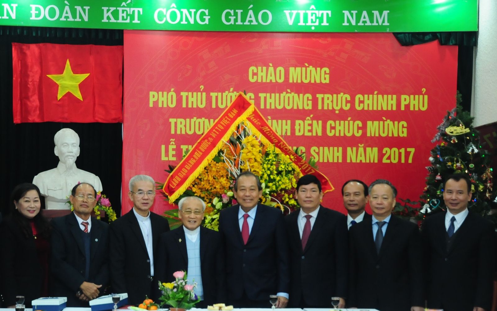 Ông Trương Hòa Bình, Ủy viên Bộ Chính trị, Phó Thủ tướng Thường trực Chính phủ đến thăm, chúc mừng Giáng sinh 2017 Ủy ban Đoàn kết Công giáo Việt Nam. Ảnh: MC