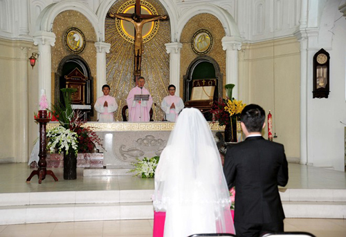 Nghi lễ cưới hỏi của người Công giáo là một nét đẹp cần trân trọng và giữ gìn. Ảnh: CTV