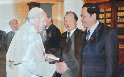 Ông Trần Thanh Mẫn, Chủ tịch Ủy ban Trung ương MTTQ Việt Nam chụp ảnh cùng Đức Thánh Cha Phanxicô tại Tòa Thánh Vatican