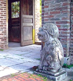 Nghê đá tại cổng vào đền Gióng ở Gia Lâm. Ảnh: Yên Thế
