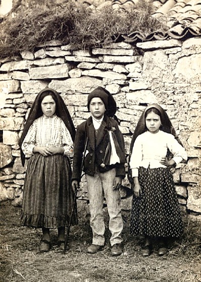 Năm 1917, Luxia (10 tuổi), Phanxicô (9 tuổi) và Giaxinta (7 tuổi)