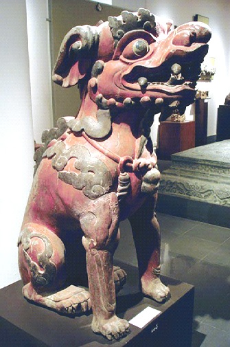 Mẫu tượng nghê gốc bằng gỗ có niên đại thế kỷ 17 tại đền thờ vua Lê Thánh Tông (Thọ Xuân, Thanh Hóa), trưng bày tại Bảo tàng Mỹ thuật Việt Nam. Ảnh: Mai Anh