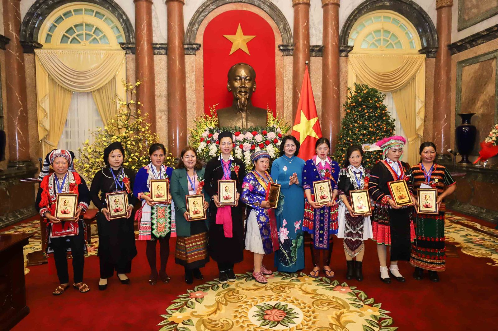 Phó Chủ tịch nước Đặng Thị Ngọc Thịnh chụp ảnh lưu niệm cùng các cô đỡ thôn bản. Ảnh: Ngọc Mai