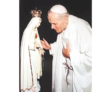 Thánh Giáo hoàng Gioan Phaolô II trong lần hành hương đến Fatima để tạ ơn Đức Mẹ. Ảnh: TL 