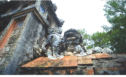 Nghê khảm sứ trang trí ở lăng Kiên Thái Vương. Ảnh: CTV