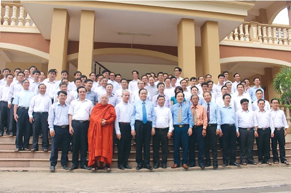 Chủ tịch Trần Thanh Mẫn cùng đoàn công tác chụp ảnh lưu niệm với các chủng sinh Đại Chủng viện thánh Giuse Xuân Lộc. Ảnh: Quốc Định