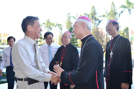 Lãnh đạo tỉnh đón tiếp các vị Giám mục và linh mục của giáo phận Xuân Lộc đến thăm và chúc mừng Ngày thành lập Đảng 3/2/2018. Ảnh: Phương Hằng