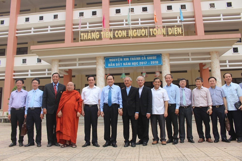 Chủ tịch Trần Thanh Mẫn thăm và dự lễ khởi công xây dựng sân bóng đá nhân tạo tại trường Cao đẳng Hòa Bình Xuân Lộc. 