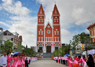 Quang cảnh nhà thờ giáo xứ Thuận Phát ngày khánh thành. Ảnh: Nguyễn Thương