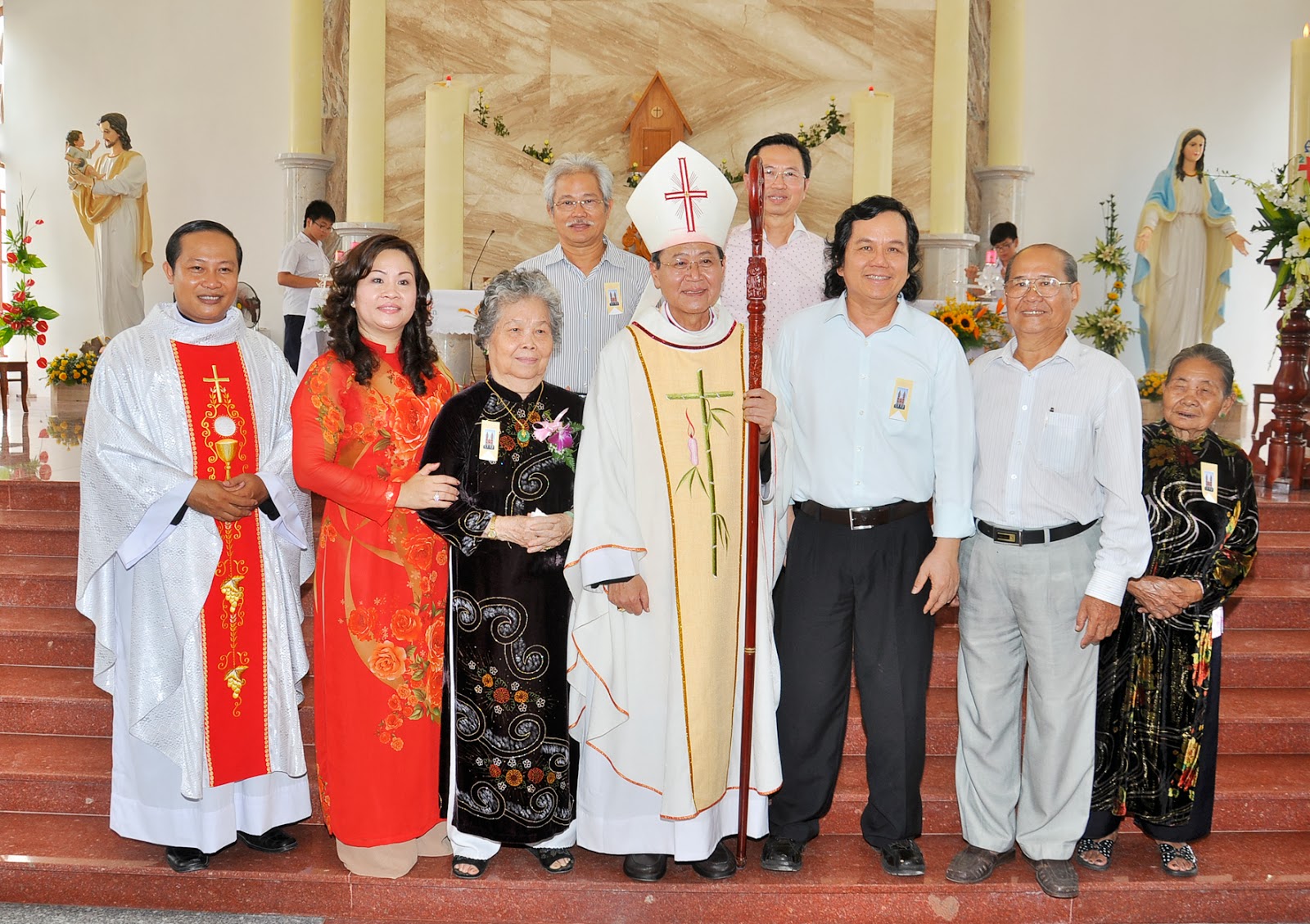 Đức Giám mục Phêrô Nguyễn Văn Khảm với gia đình ân nhân dâng hiến toàn bộ kinh phí xây thánh đường giáo xứ Thuận Phát. Ảnh: Nguyễn Thương