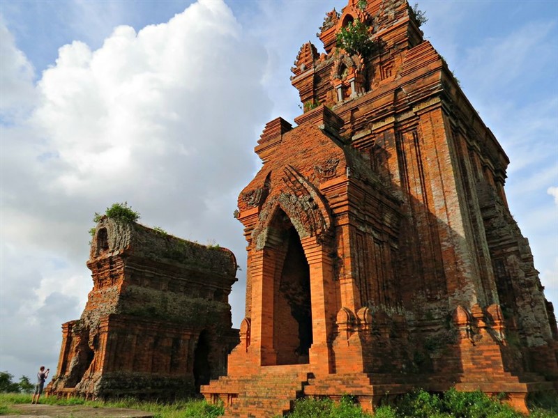 Tháp Bánh Ít - Tuyệt tác tháp cổ Chămpa ở Bình Định. Ảnh: Quang Thịnh